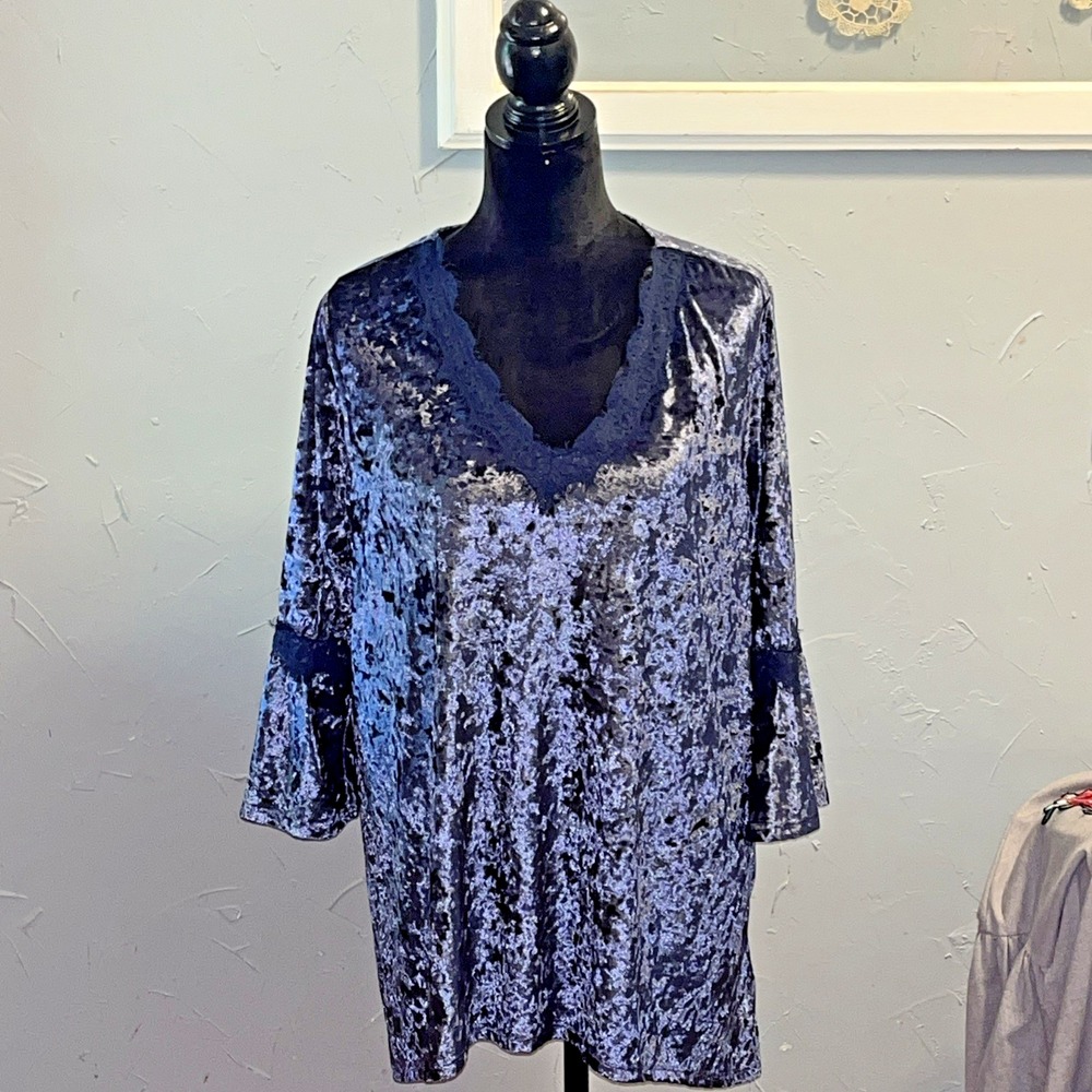 Almost Famous Women's 1XL Blue Crushed Velour Lace V-Neck Flounce Sleeve Tunic